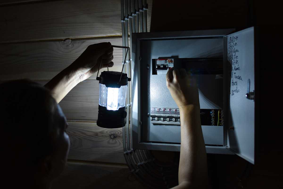 How to Stay Safe when Experiencing a Power Outage Canadian Aid for